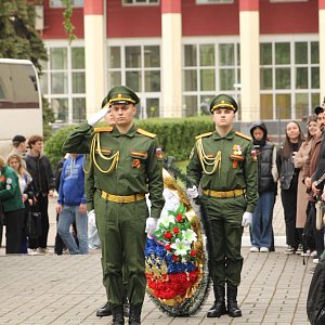 Возложение цветов к памятнику сотрудников и студентов ВГУ
