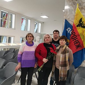 Возложение цветов к вечному огню